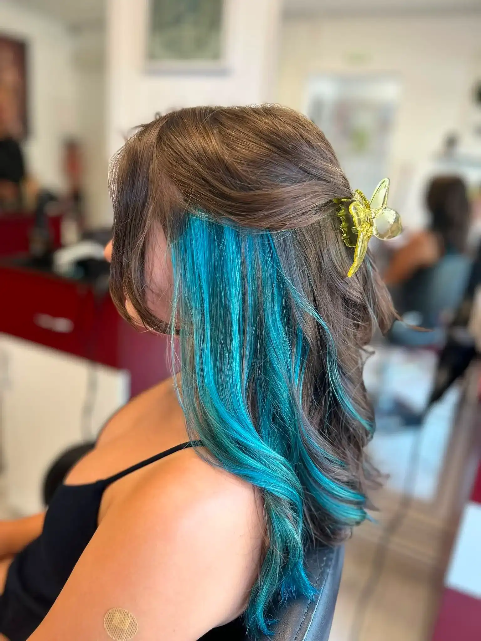 Păr brunet cu șuvițe turcoaz, coafat la Nico Beauty Style Sibiu