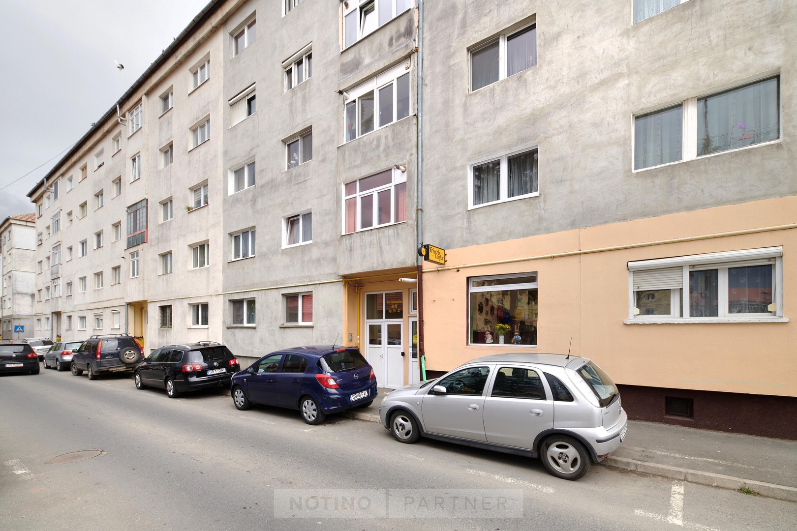 Exteriorul clădirii în care se află salonul, văzut de pe stradă