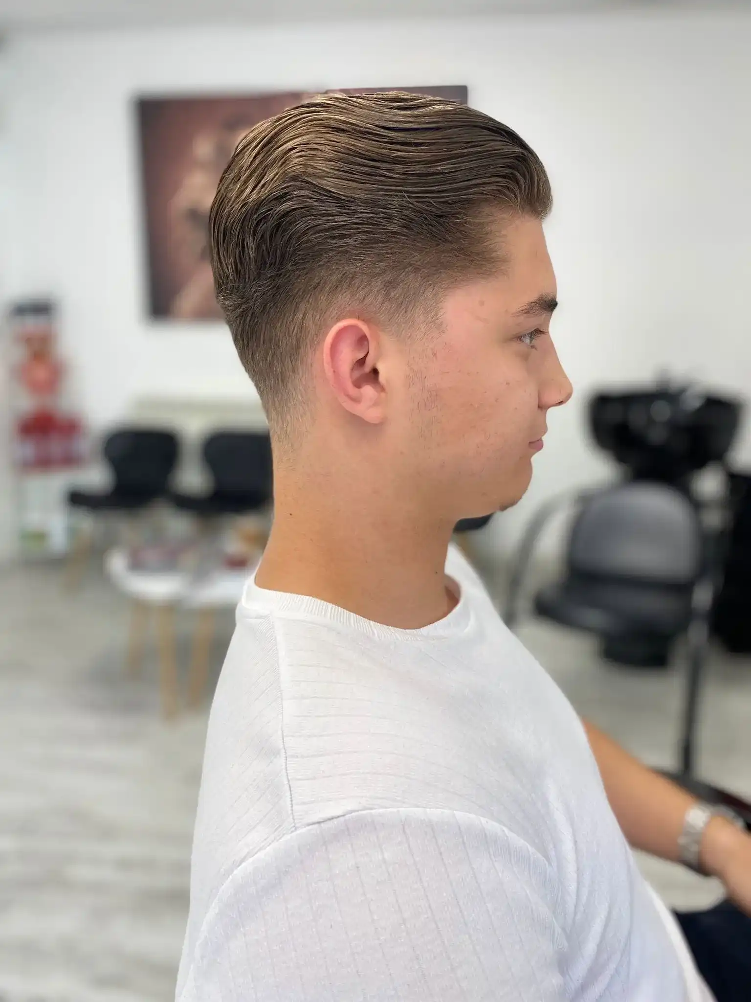 Tunsoare modernă pentru bărbați, cu păr pieptănat și fade lateral, la Nico Beauty Style Sibiu