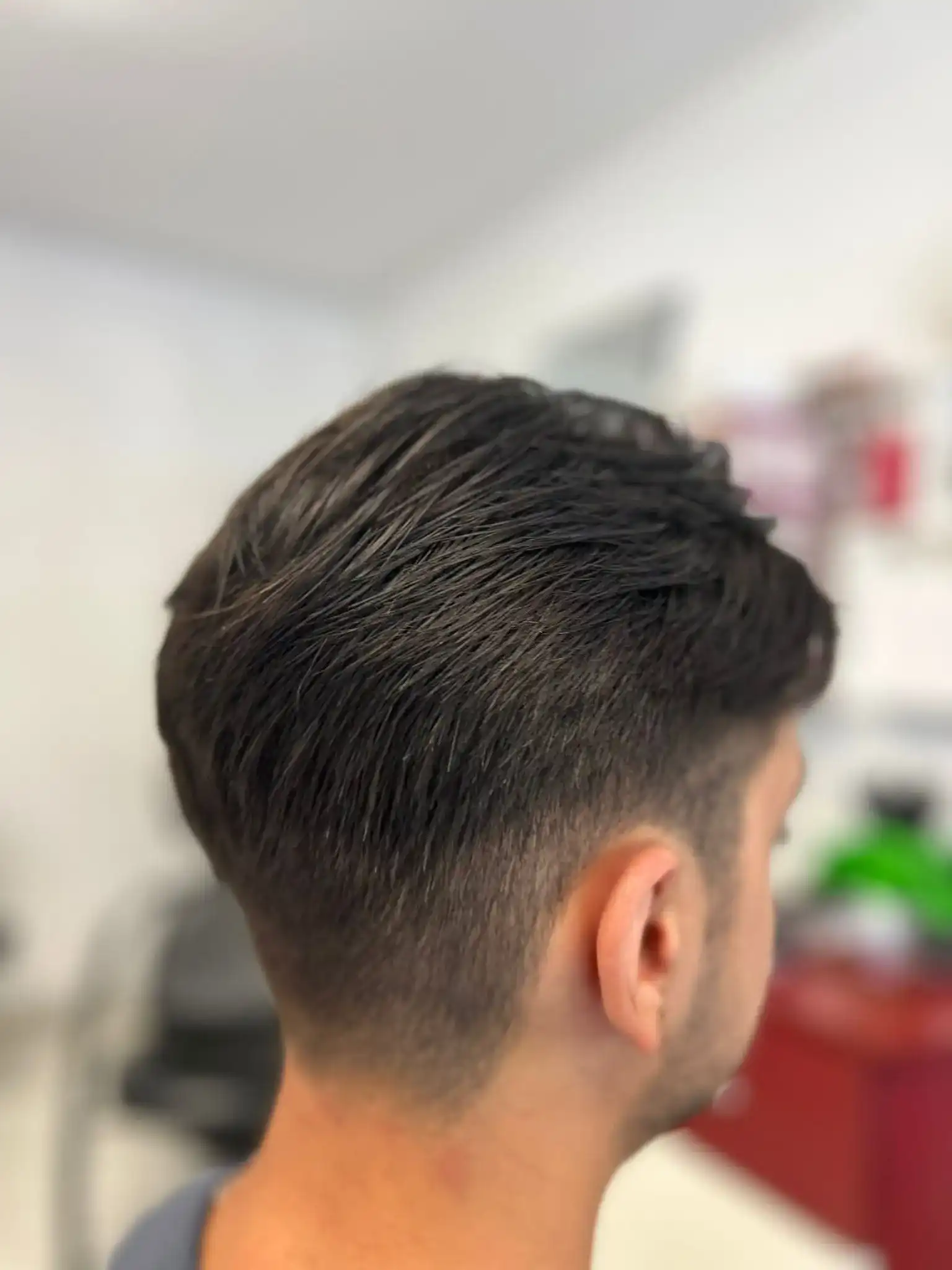 Tunsoare bărbătească cu fade curat, fotografiată din spate la Nico Beauty Style