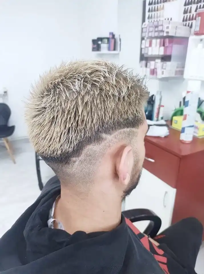 Tunsoare blondă cu fade și model ras, realizată la Nico Beauty Style Sibiu