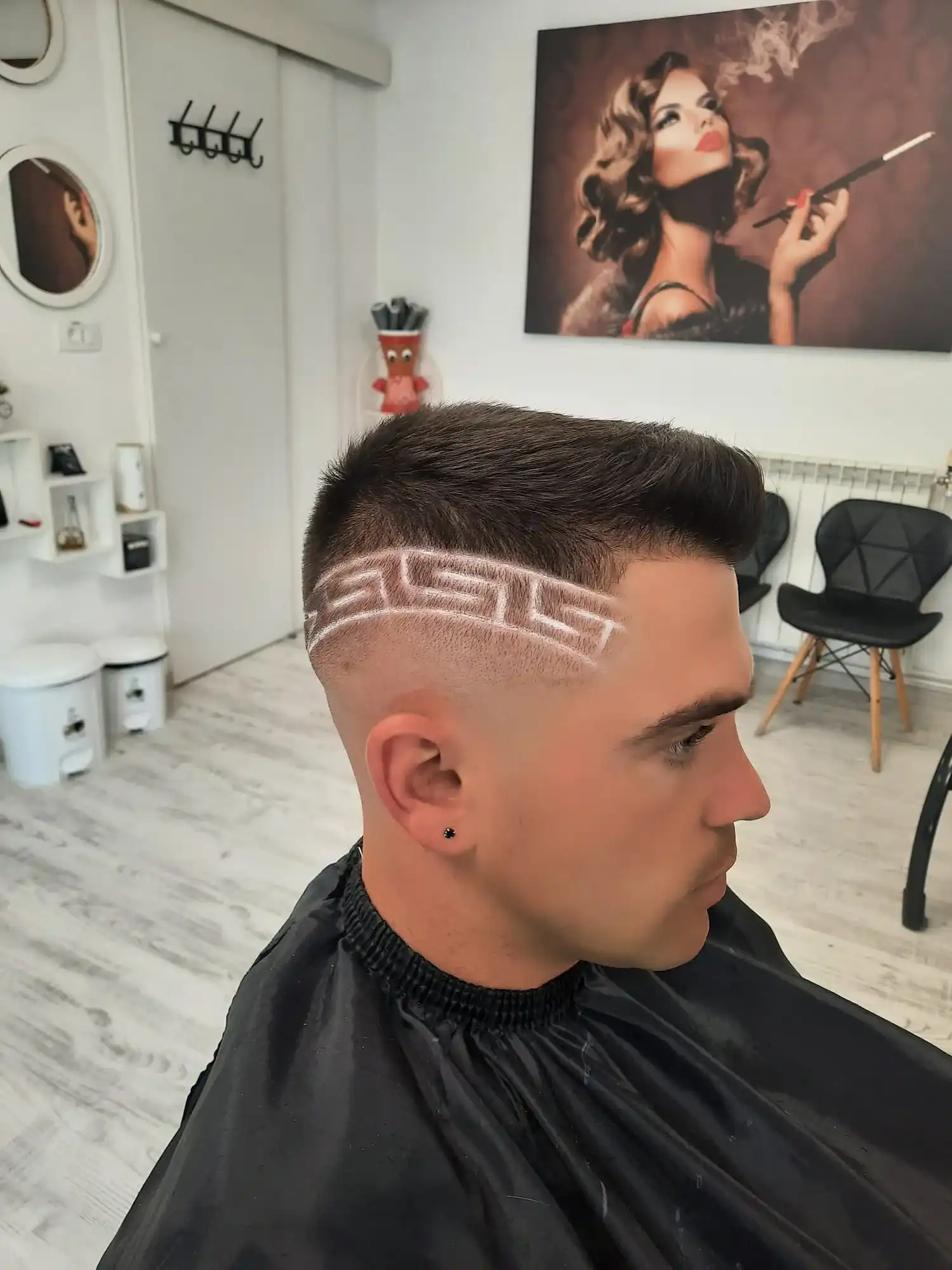 Tunsoare bărbătească cu model geometric ras, realizată la Nico Beauty Style Sibiu