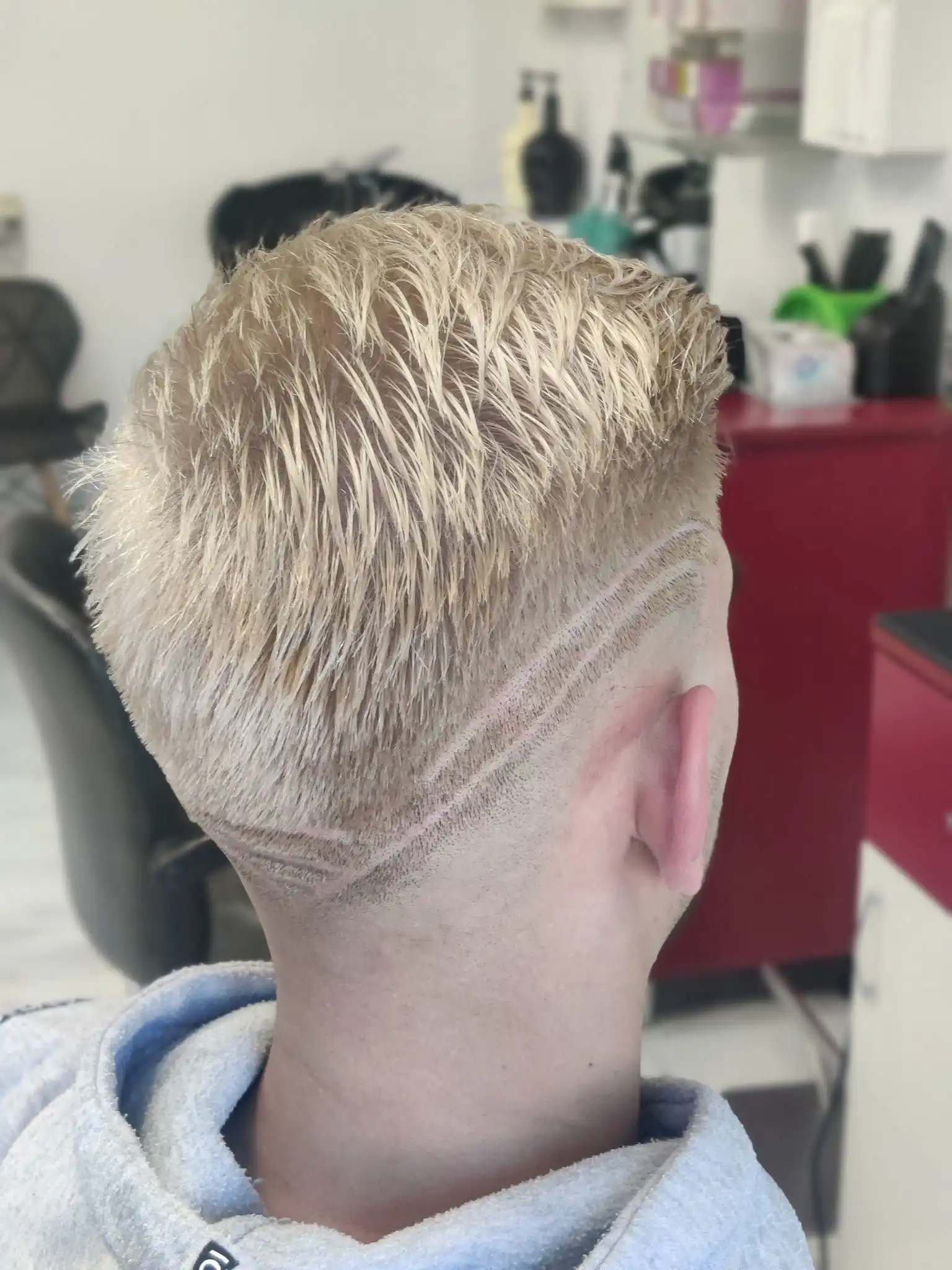 Tunsoare blondă bărbătească cu fade Tunsoare scurtă cu păr blond deschis și laterale estompate