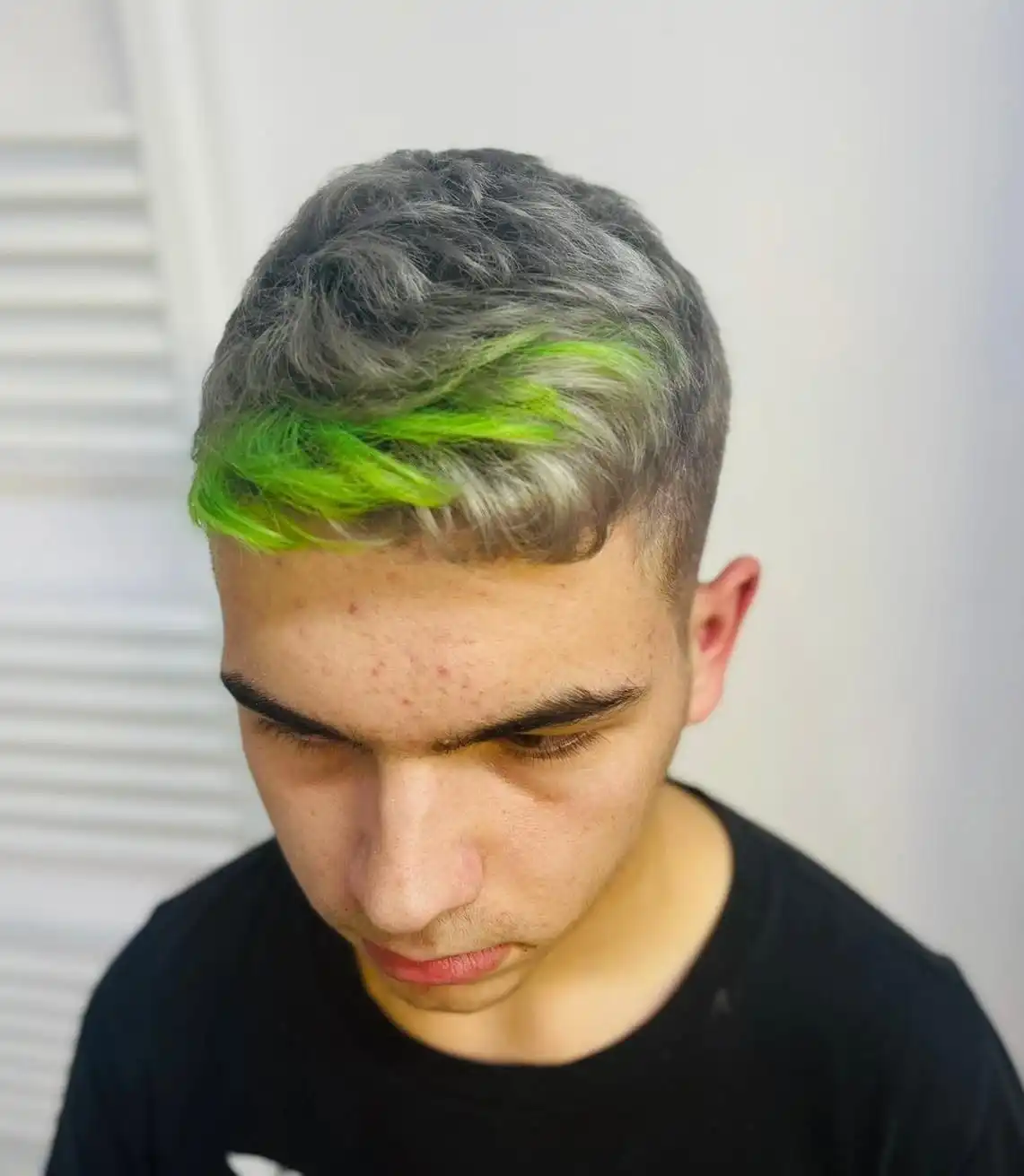 Tunsoare cu păr verde intens Tunsoare scurtă cu păr verde intens și laterale estompate