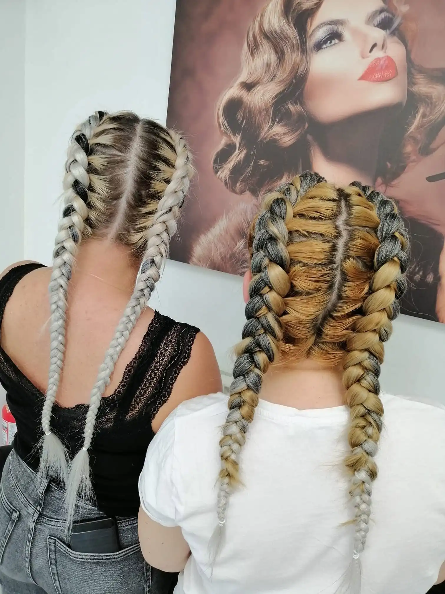 Coafuri cu împletituri lungi Două coafuri cu împletituri lungi, fotografiate din spate