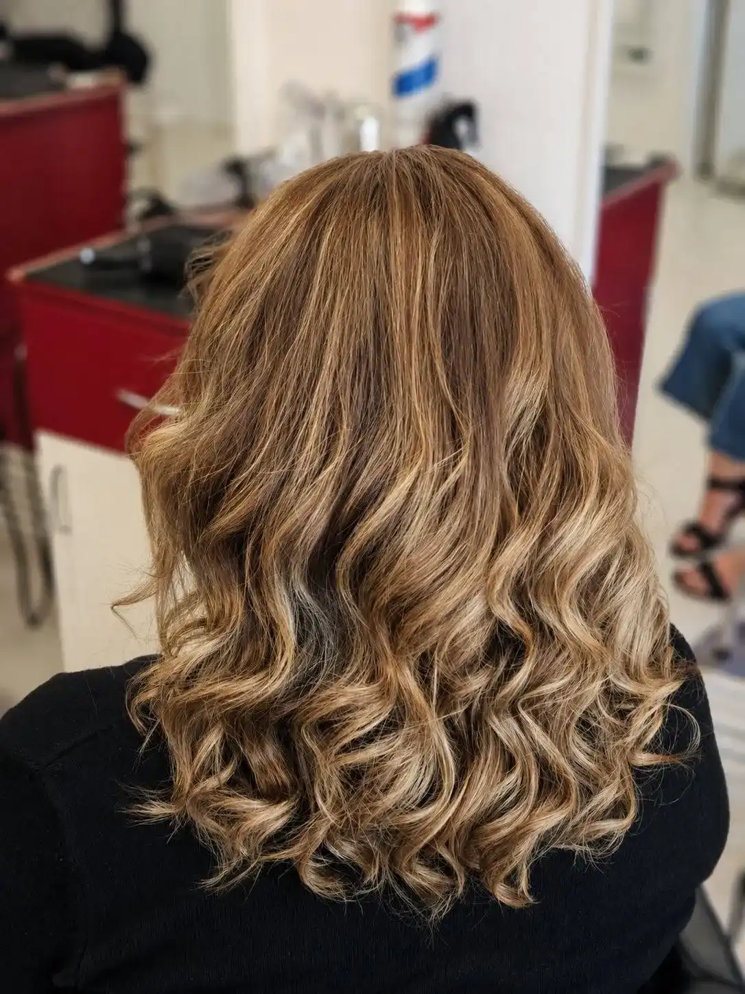 Păr șaten coafat în bucle lejere, realizat la Nico Beauty Style Păr șaten coafat în bucle lejere, realizat la Nico Beauty Style