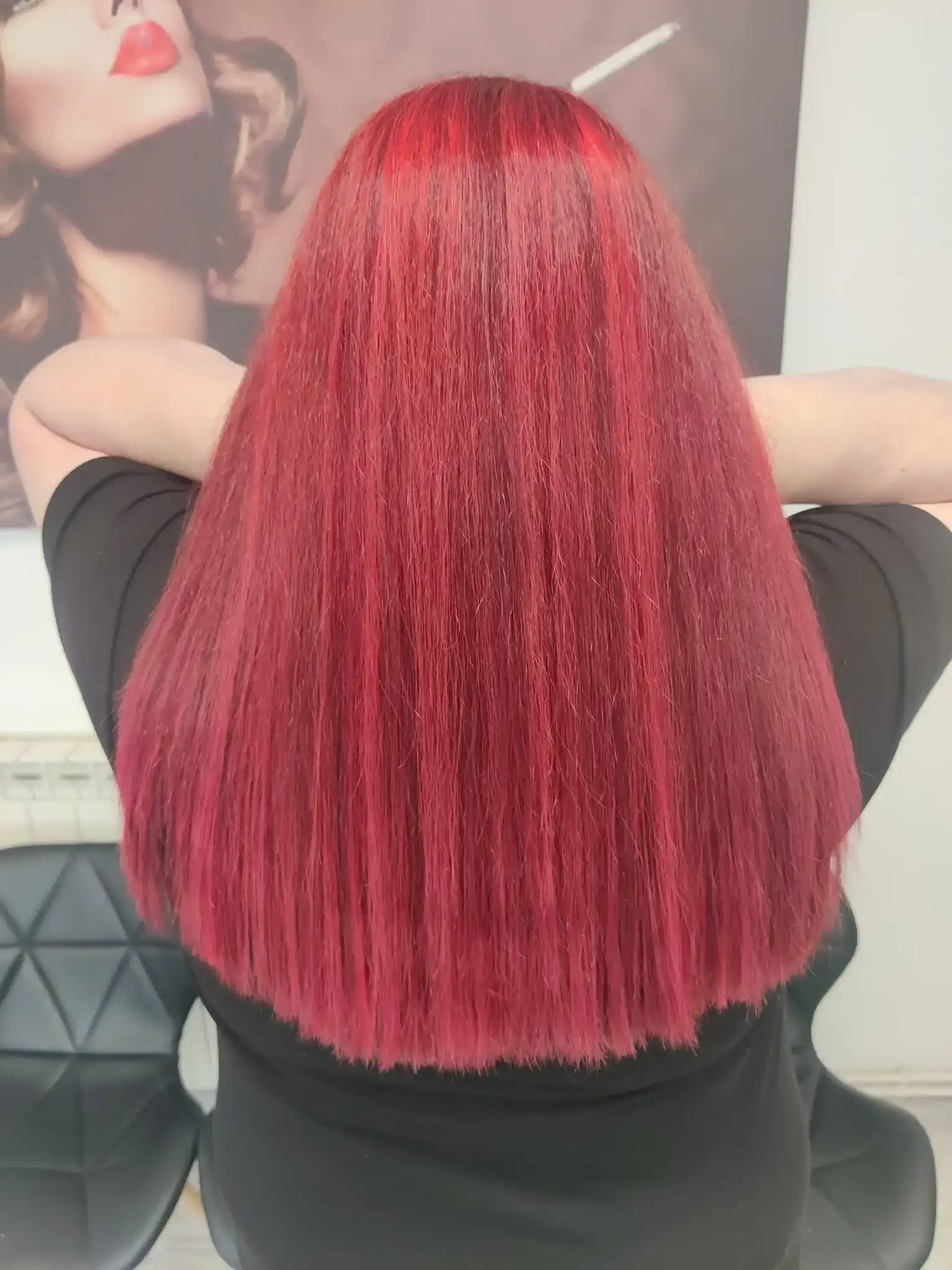 Păr lung vopsit într-o nuanță roșcată intensă, la Nico Beauty Style Păr lung vopsit într-o nuanță roșcată intensă, la Nico Beauty Style