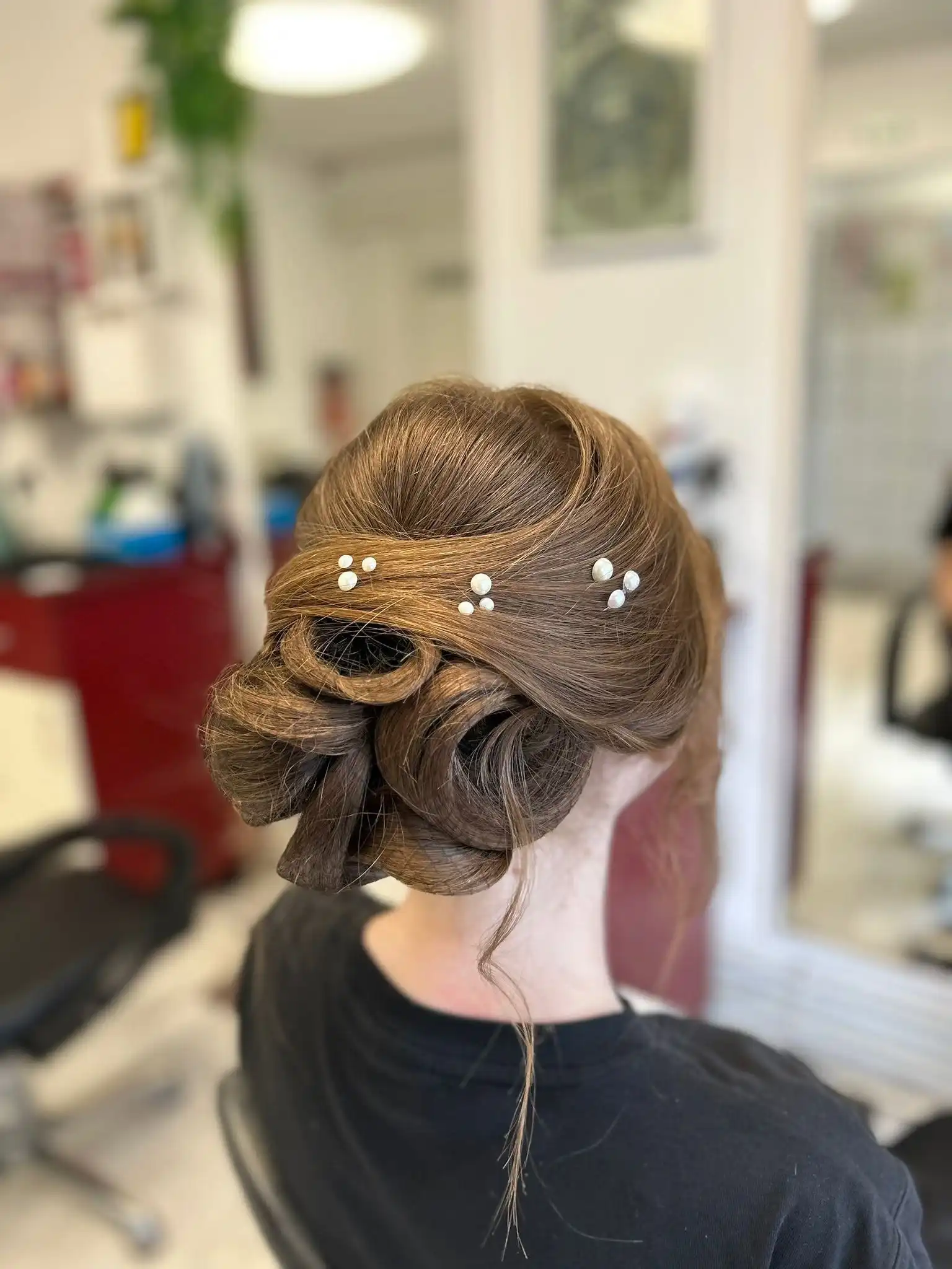 Coafură prinsă cu accesorii Coafură prinsă elegant, decorată cu accesorii pentru păr