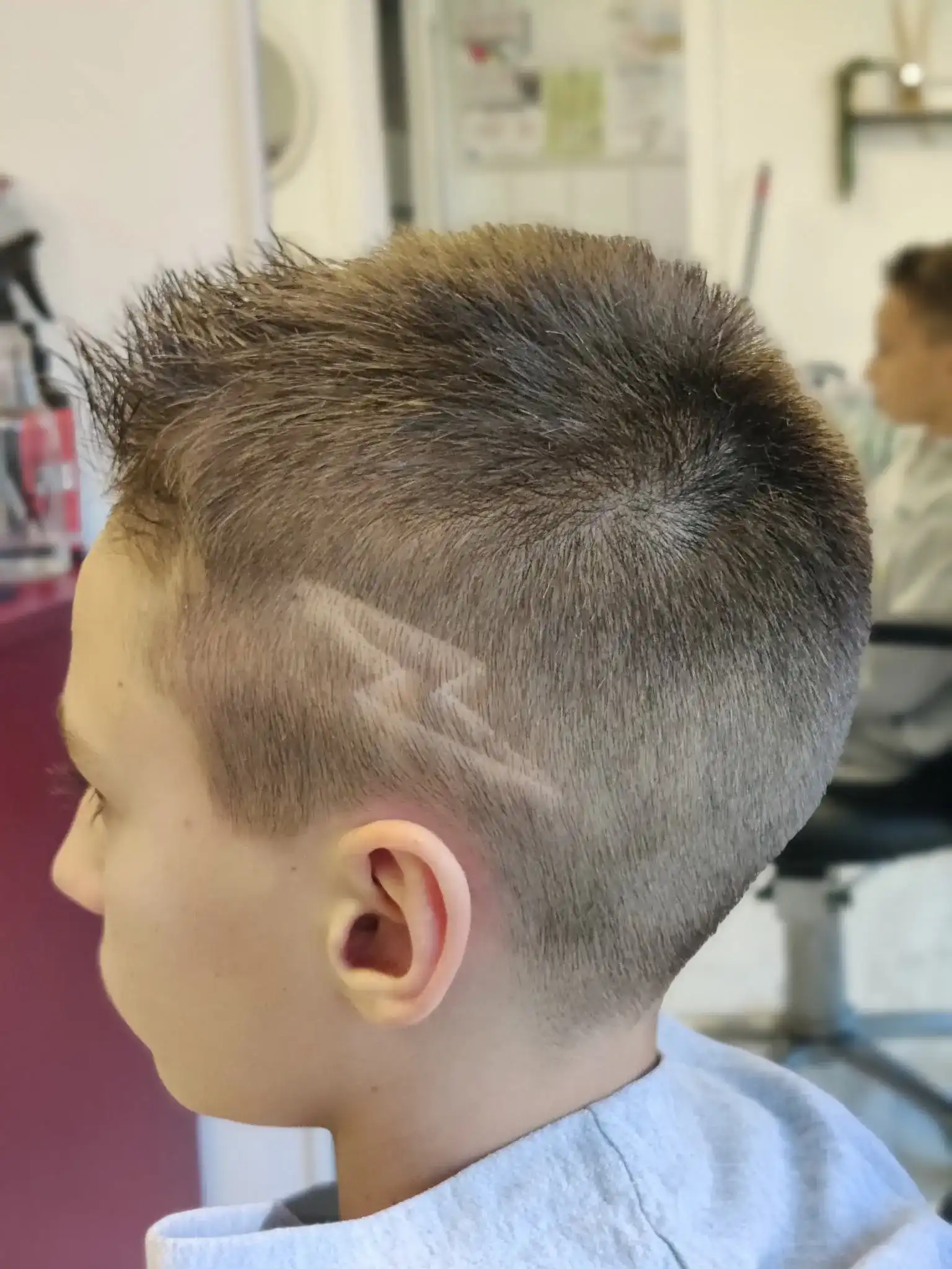 Tunsoare scurtă cu model ras pentru băiat, realizată la Nico Beauty Style